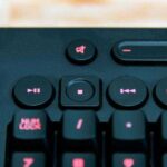 Logitech G213