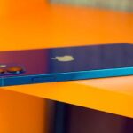 Apple iPhone 12 сбоку